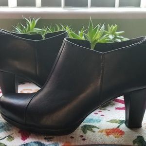 Clark's Women's Leather ankle boots. Size 9